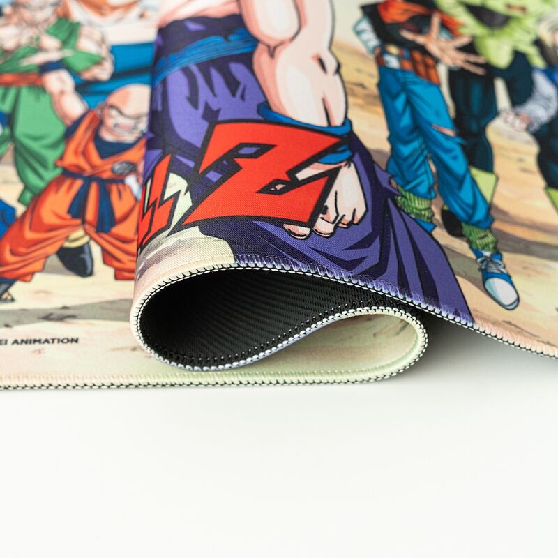 Présentation complète du tapis gaming Dragon Ball Z ERIK avec clavier et souris posés pour démontrer l'espace disponible
