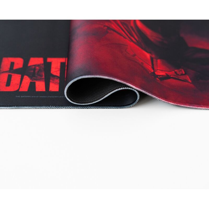 Présentation complète du tapis Batman DC Comics ERIK sur un bureau moderne, mettant en avant son design et fonctionnalité