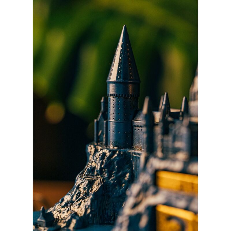 Calendrier perpétuel Harry Potter posé sur un bureau décoré avec des livres et accessoires