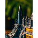 Calendrier perpétuel Harry Potter posé sur un bureau décoré avec des livres et accessoires