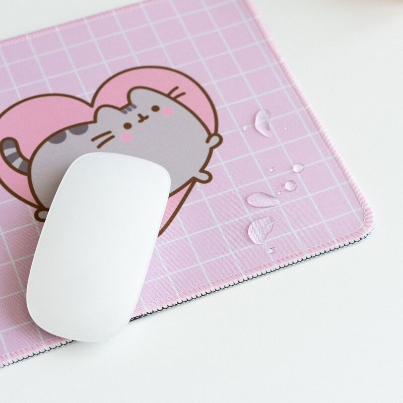 Détail des bords renforcés du tapis de souris Pusheen Moments ERIK pour une meilleure durabilité