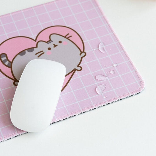 Détail des bords renforcés du tapis de souris Pusheen Moments ERIK pour une meilleure durabilité