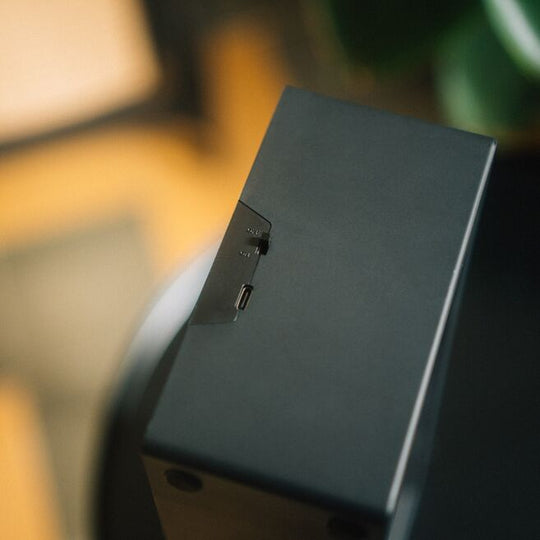 Lampe House of the Dragon ERIK posée sur une table en bois avec éclairage chaleureux