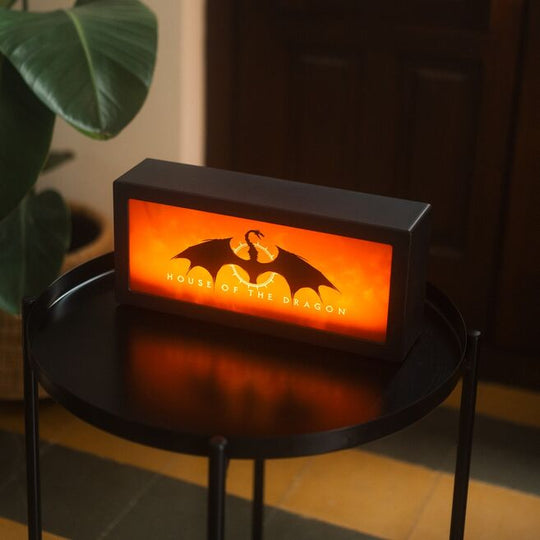 Câble USB Type-C branché à la lampe House of the Dragon ERIK pour alimentation