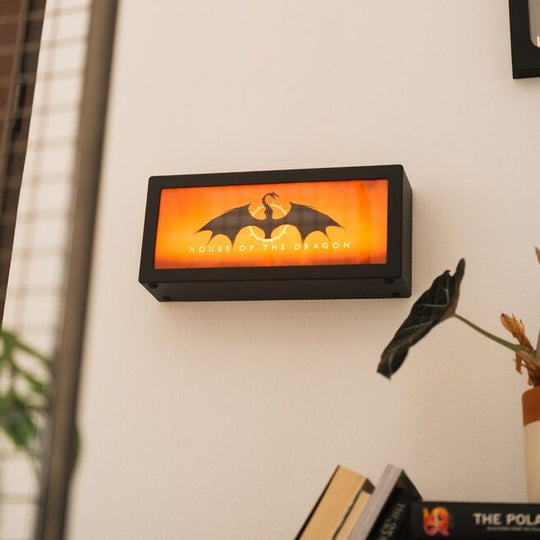 Lampe House of the Dragon ERIK avec effet flamme visible de côté sur fond neutre