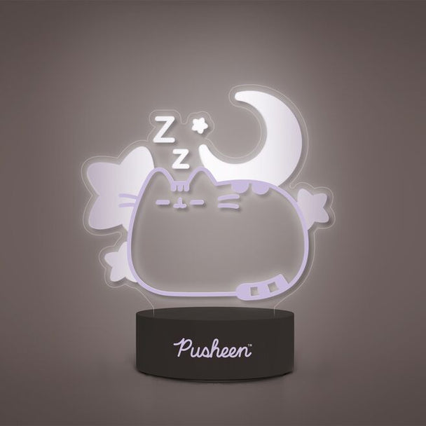 Lampe LED Pusheen Dreams ERIK allumée sur une table, éclairage doux et ambiance cosy
