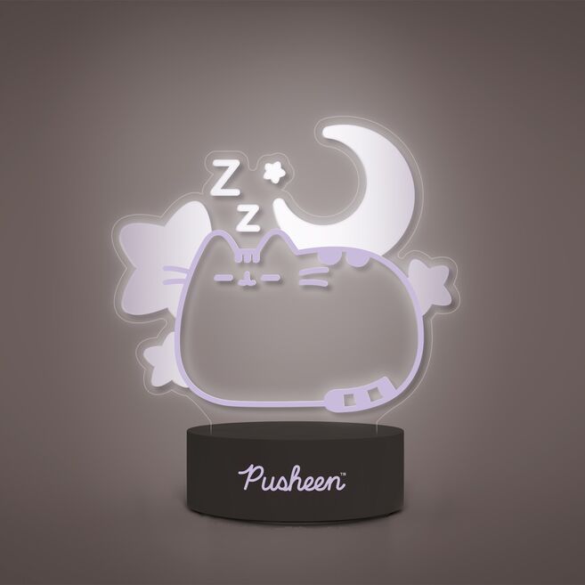 Lampe LED Pusheen Dreams ERIK allumée sur une table, éclairage doux et ambiance cosy