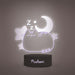 Lampe LED Pusheen Dreams ERIK allumée sur une table, éclairage doux et ambiance cosy
