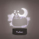 Lampe LED Pusheen Dreams ERIK allumée sur une table, éclairage doux et ambiance cosy