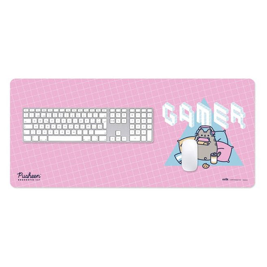 Vue rapprochée du tapis gaming Pusheen ERIK avec surface textile haute densité résistante à l'eau