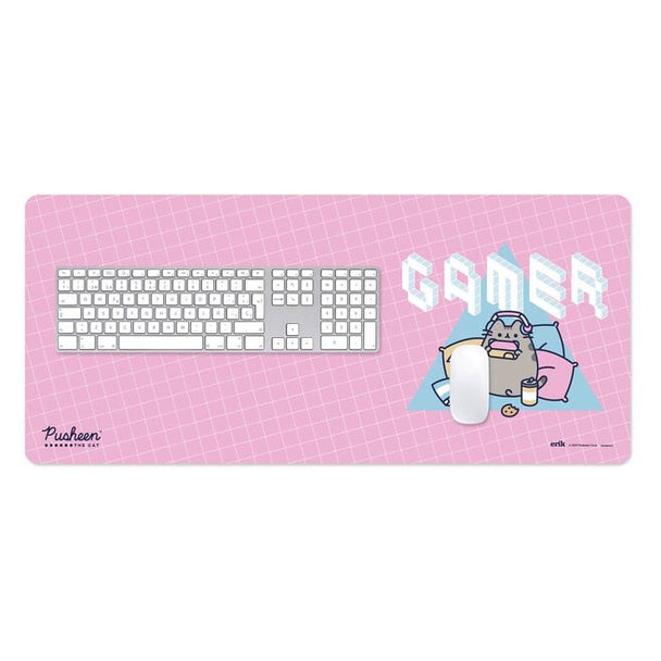 Vue rapprochée du tapis gaming Pusheen ERIK avec surface textile haute densité résistante à l'eau