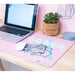 Tapis gaming Pusheen ERIK utilisé avec une souris ergonomique pour une précision optimale