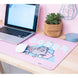 Tapis gaming Pusheen ERIK utilisé avec une souris ergonomique pour une précision optimale