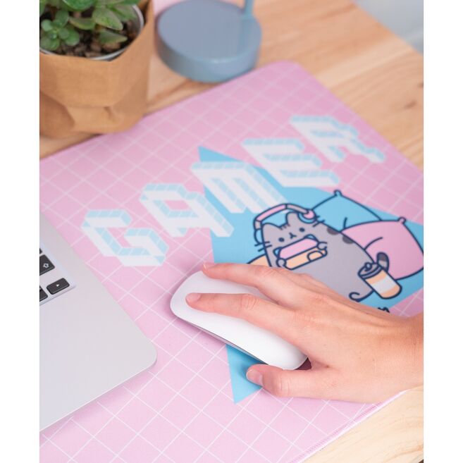 Bords cousus renforcés visibles sur le tapis de bureau Pusheen ERIK pour une meilleure durabilité