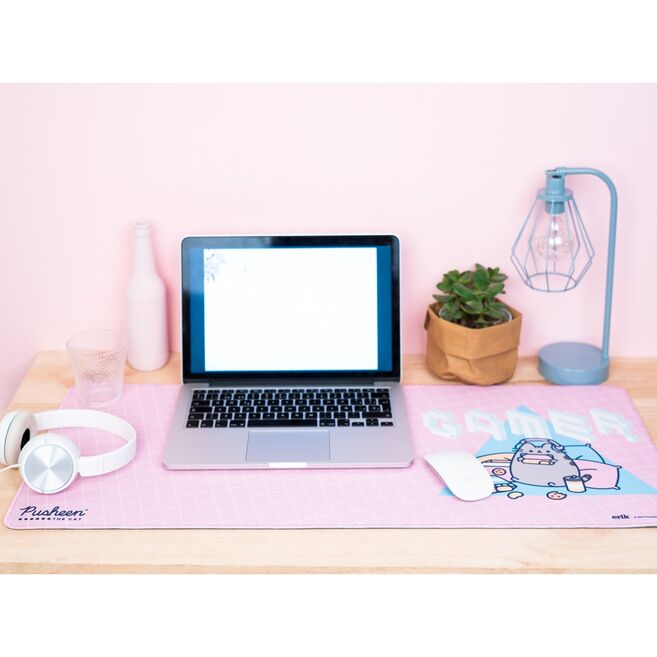 Tapis gaming Pusheen ERIK déroulé sur un bureau avec accessoires de gaming colorés