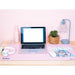 Tapis gaming Pusheen ERIK déroulé sur un bureau avec accessoires de gaming colorés