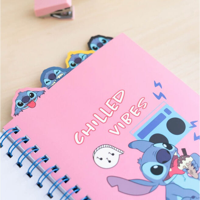 Quatre intercalaires personnalisés inclus dans le cahier Stitch ERIK pour organiser vos notes