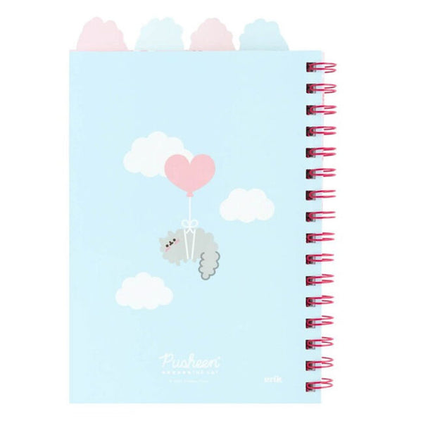 Gros plan sur la reliure Wire-o robuste et les pages lignées du cahier Pusheen