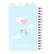 Gros plan sur la reliure Wire-o robuste et les pages lignées du cahier Pusheen
