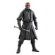 Gros plan sur les tatouages rouges et noirs caractéristiques de Darth Maul