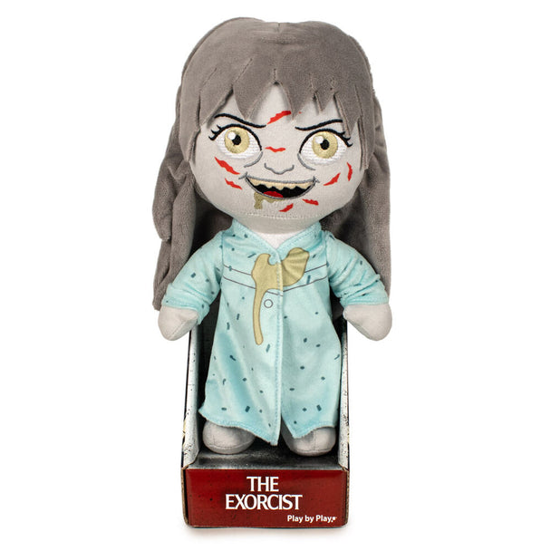 Peluche Regan de The Exorcist de 27cm présentée dans une vitrine, figurine collector PLAY BY PLAY.