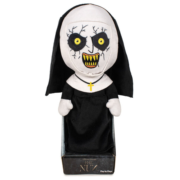 Peluche The Nun de 27 cm par PLAY BY PLAY, présentée dans une vitrine transparente, figurine d'horreur collector avec détails soignés.