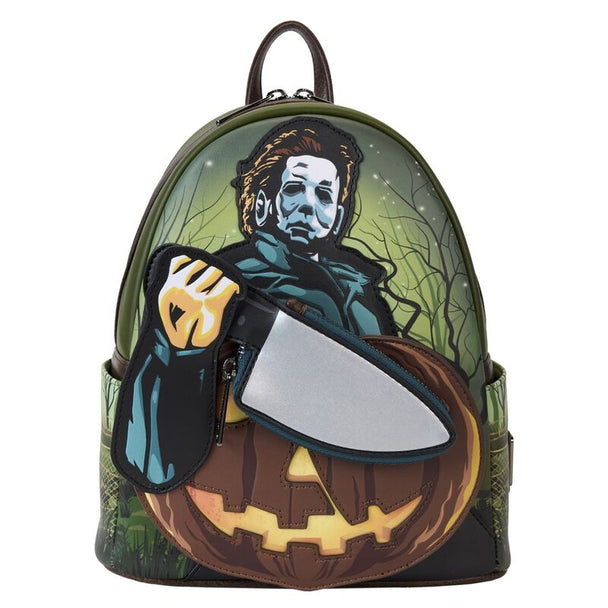 Vue avant du sac à dos Loungefly Michael Myers Halloween en cuir vegan vert foncé avec détails marron et motifs phosphorescents