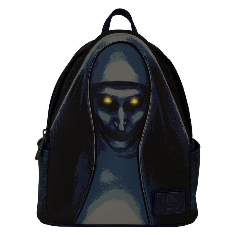 Vue de face du sac à dos Loungefly The Nun montrant le compartiment principal zippé et les appliqués