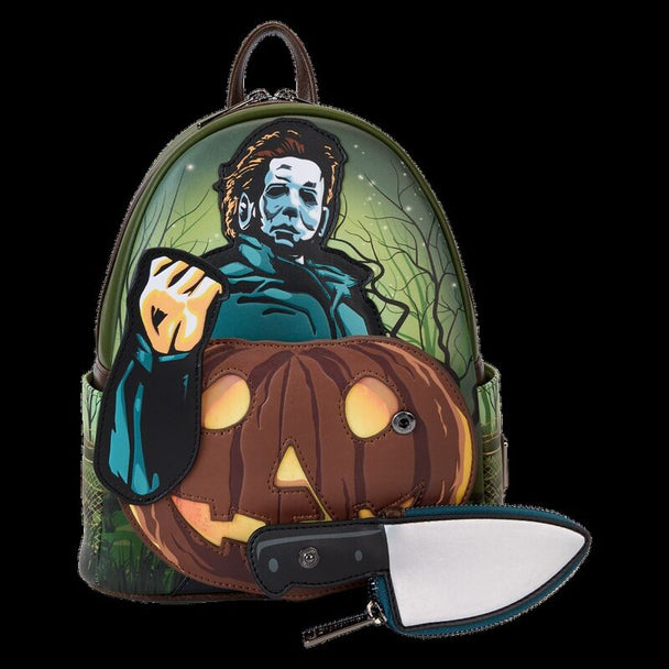 Zoom sur les bretelles rembourrées et ajustables marron foncé du sac à dos Loungefly Michael Myers Halloween