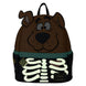 Zoom sur les bandoulières réglables imprimées du sac à dos Scooby Doo Loungefly en cuir vegan