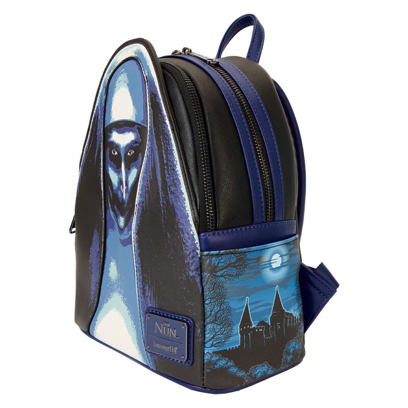 Détail des bretelles rembourrées et ajustables du sac à dos Loungefly The Nun pour un confort optimal