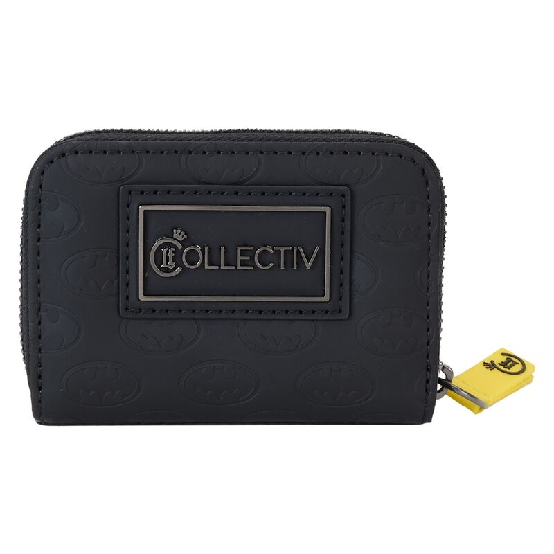 Gros plan sur la fermeture zippée et la quincaillerie en laiton du portefeuille Loungefly Batman