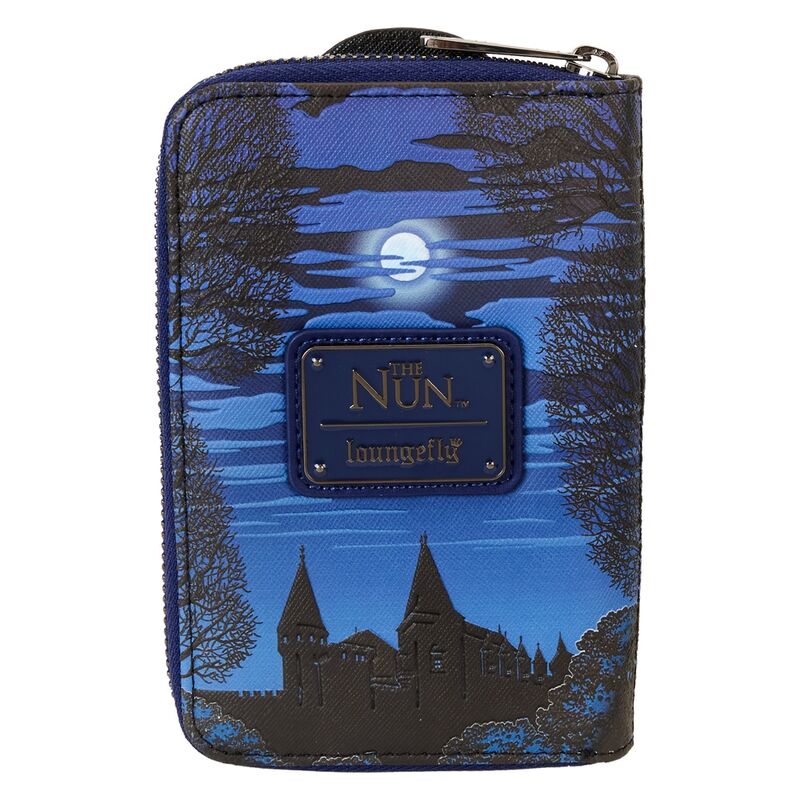 Détail des motifs appliqués et phosphorescents glow-in-the-dark sur le portefeuille Loungefly The Nun