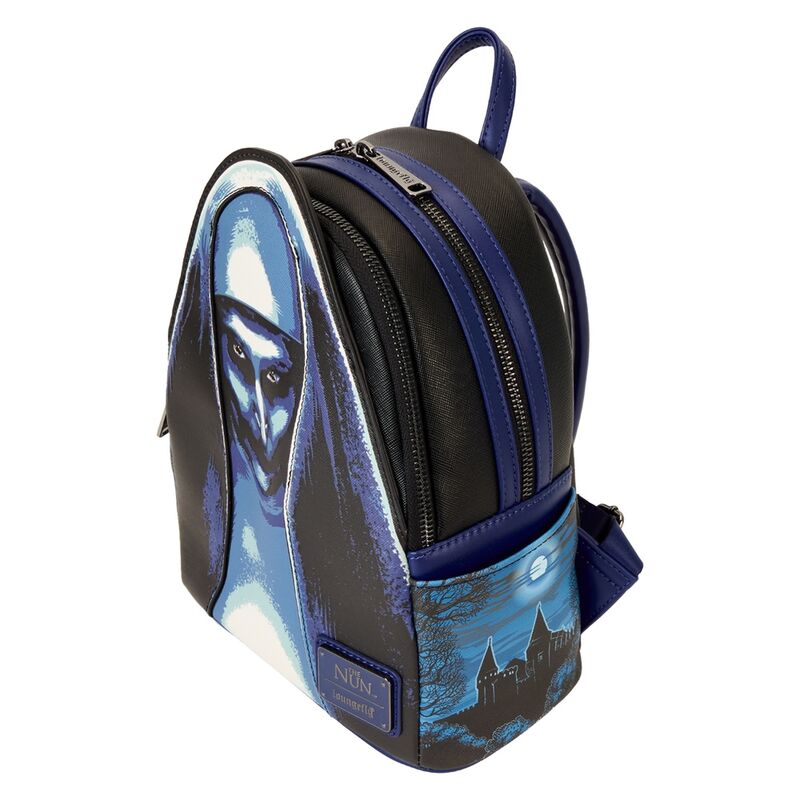 Côté du sac à dos Loungefly The Nun avec poches latérales décorées et doublure intérieure assortie
