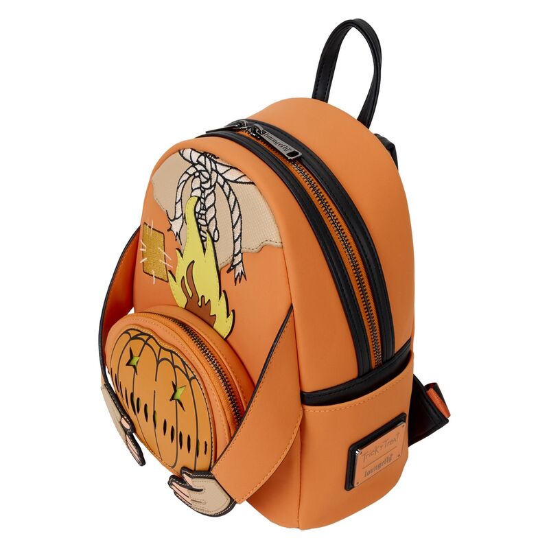 Plan rapproché des appliqués, broderies et impressions sur le sac à dos Loungefly Sam Trick 'r Treat