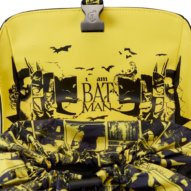 Fermeture par boucle et cordon de serrage avec détails en bronze sur le sac à dos Loungefly Batman