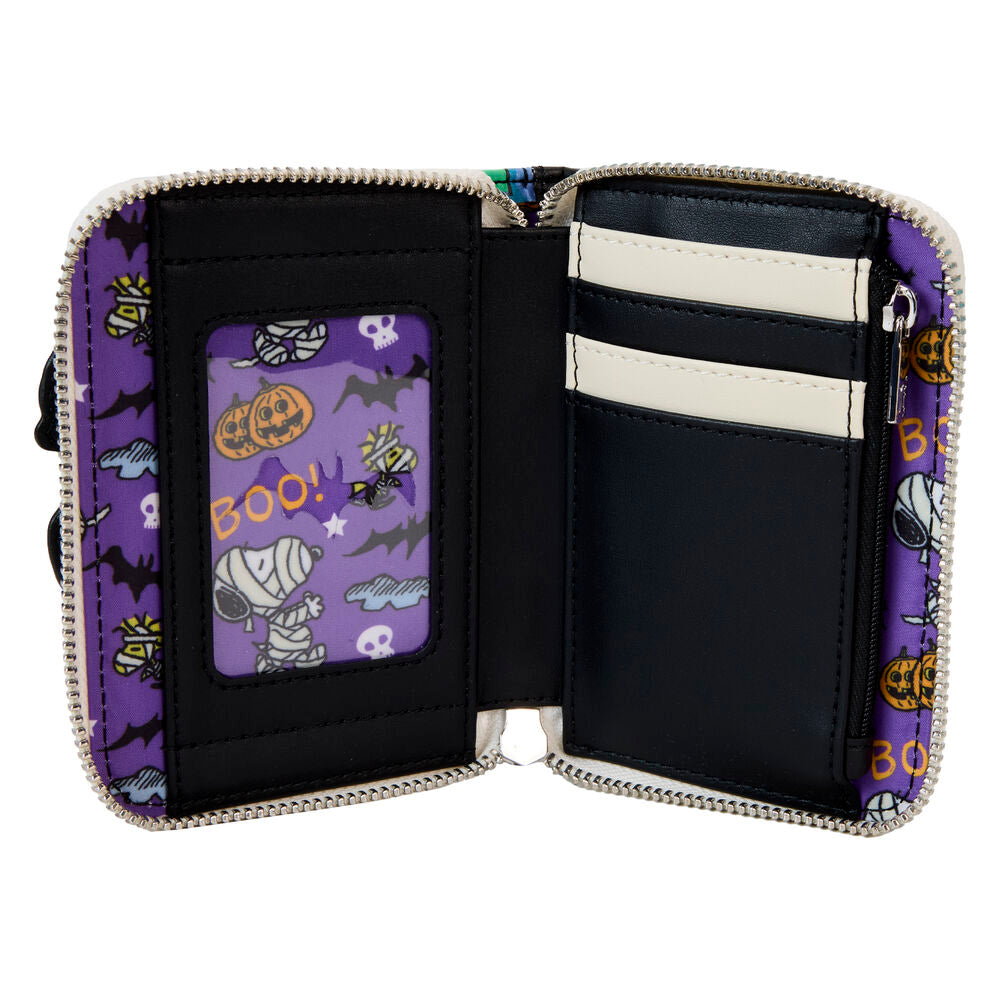 Détail des broderies et impressions sur le portefeuille Loungefly Snoopy Momie avec effet phosphorescent visible