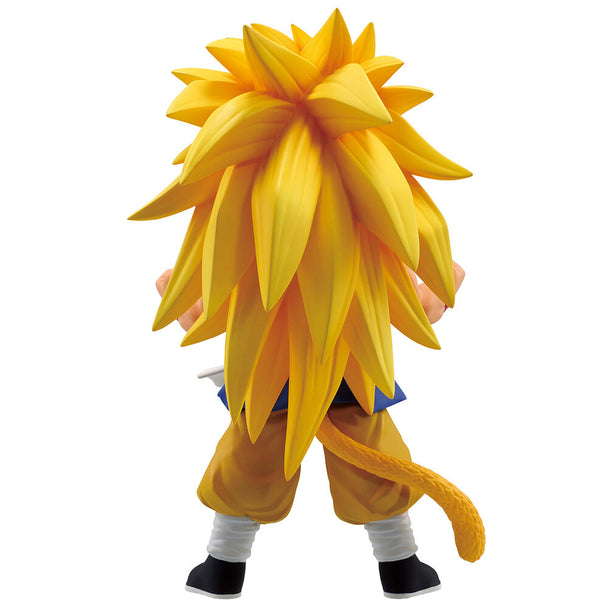 Vue latérale de la figurine Son Goku Super Saiyan 3 avec détails des cheveux longs et expression intense