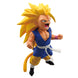 Figurine Son Goku Super Saiyan 3 sur socle, exposée avec éclairage mettant en valeur les couleurs vives