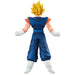 Figurine Super Vegito posée sur socle avec arrière-plan neutre mettant en valeur ses finitions