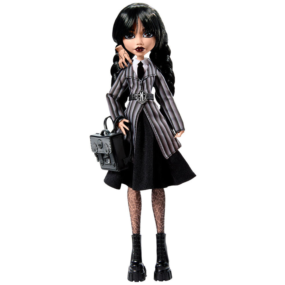 Accessoires inclus : sac à dos noir et figurine de Thing posés à côté de la poupée