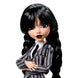 Poupée Wednesday Addams debout sur son support transparent, tenue complète visible