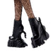 Vue latérale montrant la coiffure et les détails du costume de la poupée Monster High