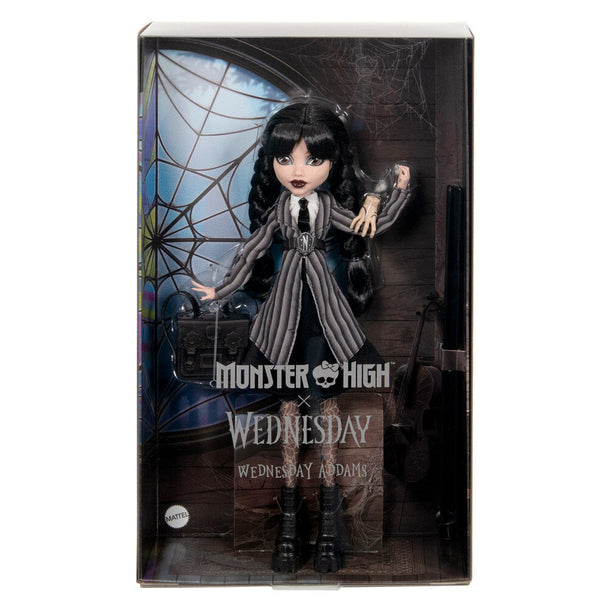 Zoom sur le visage détaillé de la poupée Wednesday Addams avec maquillage et coiffure soignée