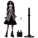 Poupée Monster High Wednesday Addams en uniforme Nevermore Academy vue de face avec accessoires