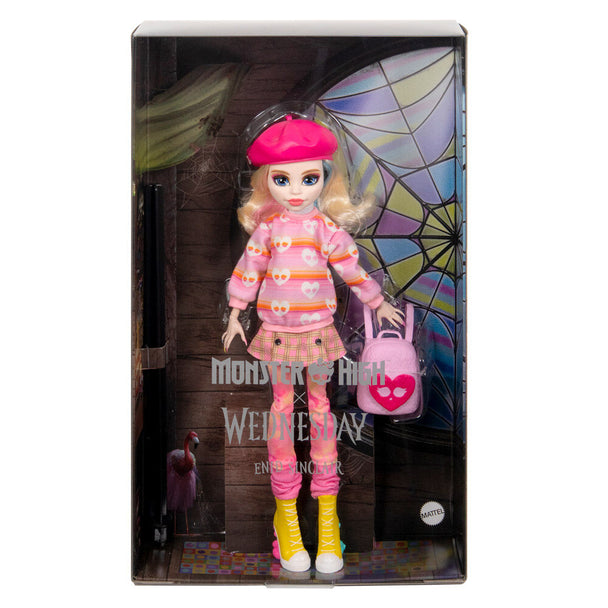 Poupée Enid Sinclair Monster High habillée en rose avec béret et sac à dos sur fond blanc