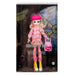 Poupée Enid Sinclair Monster High habillée en rose avec béret et sac à dos sur fond blanc