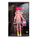 Poupée Enid Sinclair Monster High habillée en rose avec béret et sac à dos sur fond blanc