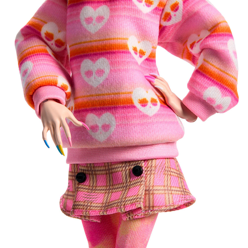 Poupée Monster High Enid Sinclair en tenue rose avec détails du sac à dos et béret visible