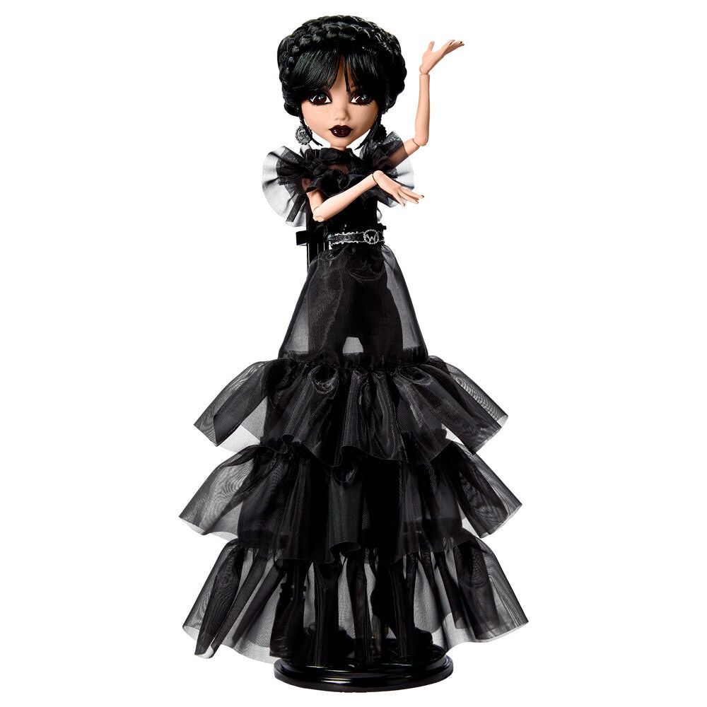 Accessoires détaillés de la poupée Monster High Wednesday posés à côté du support